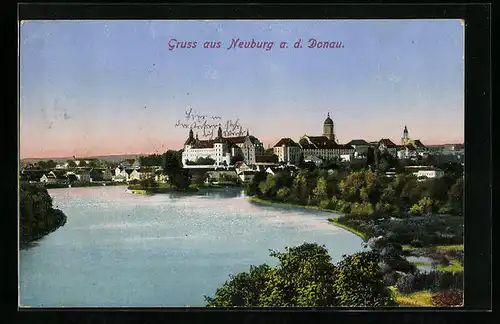AK Neuburg a. d. Donau, Stadtpanorama mit dem Schloss über der Donau