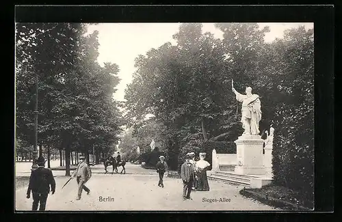 AK Berlin-Tiergarten, Passanten am Denkmal auf der Siegesallee