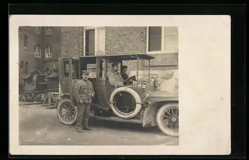 AK Soldaten in Uniform mit ihrem PKW vor einem Haus