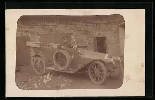 AK Offizier in Uniform posiert im PKW