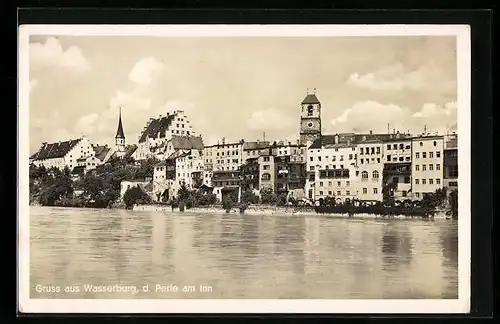 AK Wasserburg am Inn, Häuserzeile am Flussufer, Blick zum Kirchturm