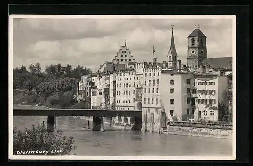 AK Wasserburg am Inn, an der Brücke in die Stadt, Blick auf die Kirche