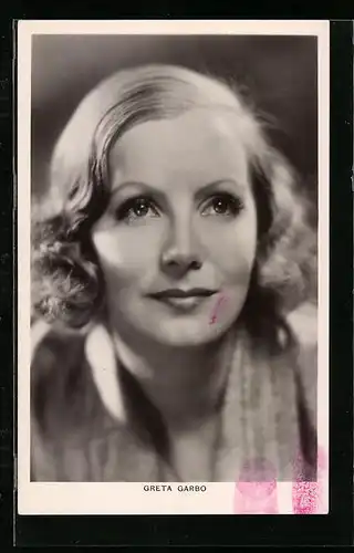 AK Schauspielerin Greta Garbo, Portrait von vorne, der Blick nach oben gerichtet