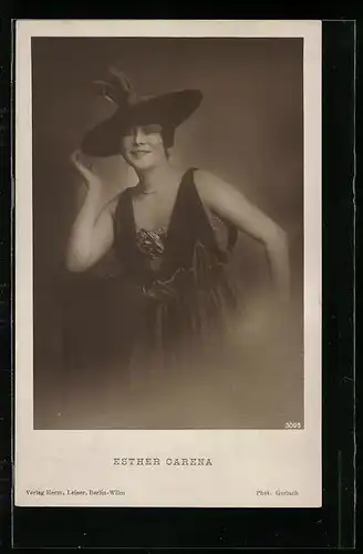 AK Schauspielerin Esther Carena, mit Hut im schwarzen Kleid gesehen