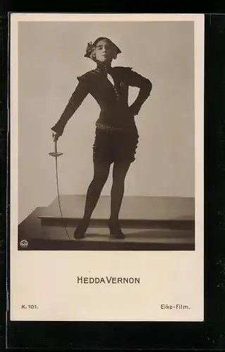 AK Schauspielerin Hedda Vernon, stehend im Kostüm mit Degen