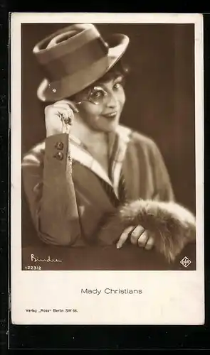 AK Schauspielerin Mady Christians, mit Hut, Monokel und Pelz