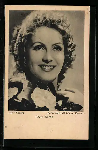 AK Schauspielerin Greta Garbo, Portrait im Kleid voller Blumen