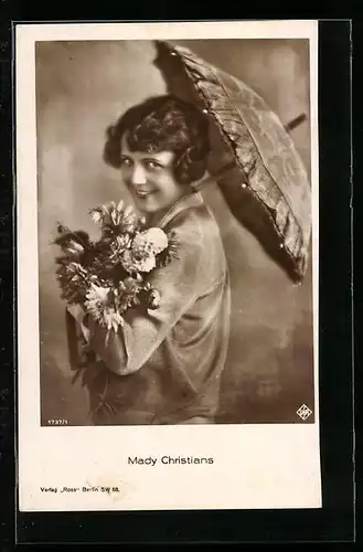 AK Schauspielerin Mady Christians, mit Sonnenschirm und Blumenstrauss auf dem Arm