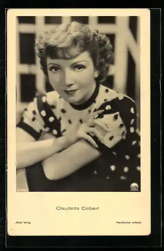 AK Schauspielerin Claudette Colbert, im sommerlichen Pullover portraitiert