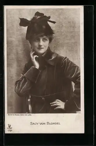 AK Schauspielerin Sacy von Blondel, im dunklen Mantel mit Schleife am Hut