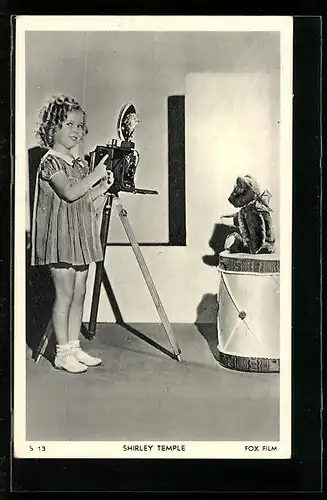 AK Schauspielerin Shirley Temple, mit dem Fotoapparat und dem Plüschbären