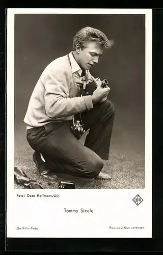 AK Schauspieler Tommy Steele, mit dem Fotoapparat