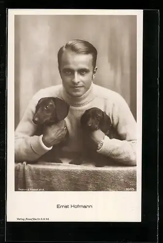 AK Schauspieler Ernst Hofmann, portraitiert mit zwei Hundewelpen