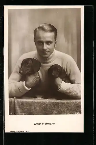 AK Schauspieler Ernst Hofmann, portraitiert im Pullover mit zwei Hundewelpen