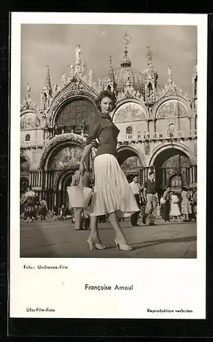 AK Schauspielerin Francoise Arnoul, unterwegs in der Stadt mit Handtasche