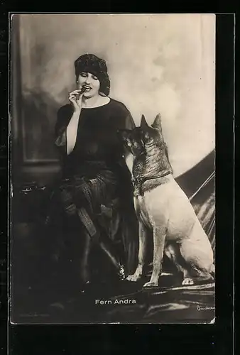 AK Schauspielerin Fern Andra, sitzend im schwarzen Kleid mit Hund