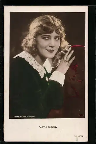 AK Schauspielerin Vilma Banky, in grüner Bluse mit Ring am Finger