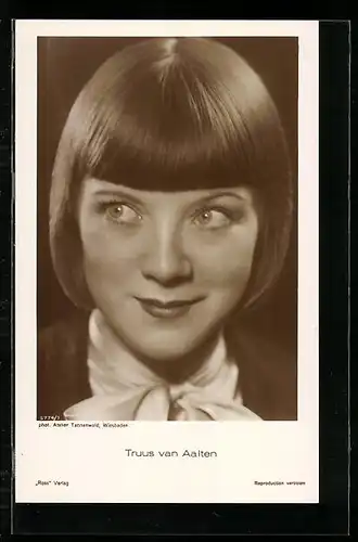 AK Schauspielerin Truus van Aalten, von vorne portraitiert mit Schleife am Hals