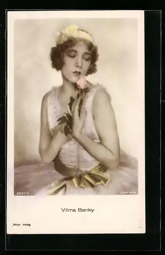 AK Schauspielerin Vilma Banky, im weissen Kleid mit goldener Schleife und Rose