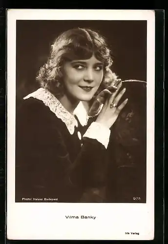 AK Schauspielerin Vilma Banky, sitzend mit Rüschenkragen und prunkvollem Ring