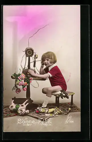 AK Kleines Mädchen am Telefon, Spielzeugpferd