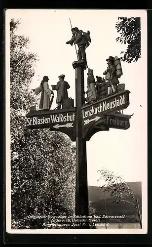 AK Schluchsee /Schwarzw., Wegweiser mit geschnitzten Figuren