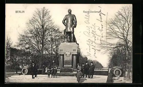 AK Berlin, Roon-Denkmal mit Kranz und Besuchern
