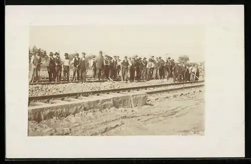 Foto-AK Arbeiter der Eisenbahn beim Gleisbau