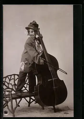 AK Knabe im Bettler-Look an der Bassgeige