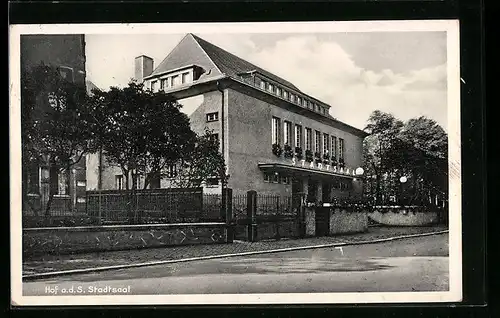 AK Hof a. S., Stadtsaal mit Strasse