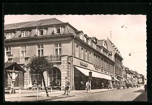 AK Neustrelitz, Wilhelm-Pieck-Strasse mit Geschäften