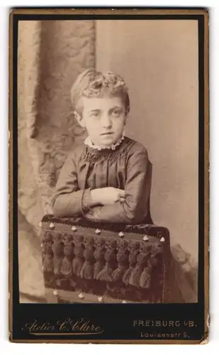 Fotografie C. Clare, Freiburg i. Breisgau, Louisenstrasse 5, Portrait Junge Frau in schwarzem Kleid