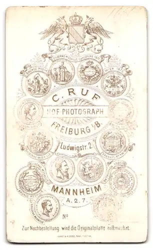 Fotografie C. Ruf, Freiburg i. B., Ludwigstrasse 2, Portrait Dame im schwarzen Kleid mit Brosche