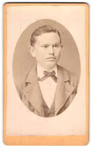 Fotografie W. Singer, Waldkirch, Friedhofstrasse 236, Portrait Herr im Anzug mit Fliege