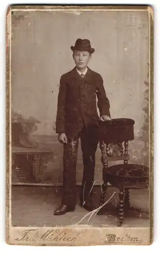 Fotografie Fr. Mühlich, Bretten, Portrait Junger Mann im Anzug an einem Stuhl stehend