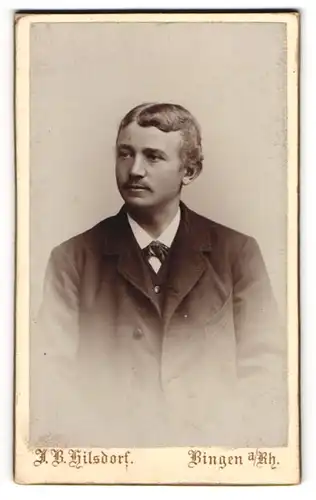 Fotografie J. B. Hilsdorf, Bingen a. Rh., Portrait Herr im Anzug mit Schnurrbart