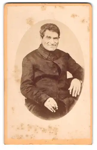 Fotografie W. Singer, Waldkirch, Friedhofstrasse 236, Portrait Lächelnder Herr im Anzug