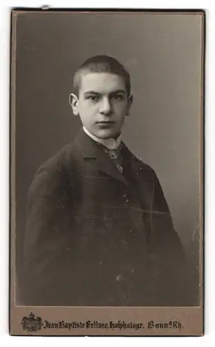 Fotografie Jean Baptiste Feilner, Bonn a. Rh., Portrait Junger Mann im Anzug