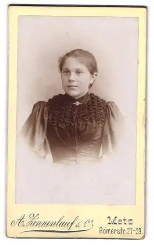 Fotografie A. Zinnenlauf, Metz, Römerstrasse 27-29, Portrait Junge Frau in schwarzem Kleid