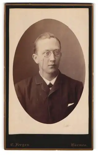 Fotografie Carl Fergen, Barmen, Neuenweg 50, Portrait Herr im Anzug mit Brille