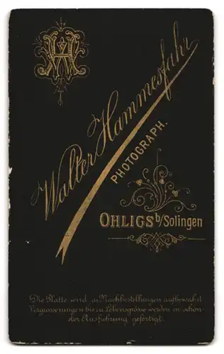 Fotografie Walter Hammesfahr, Ohligs b. Solingen, Portrait Kleinkinder in Kleidchen mit Blumenkorb