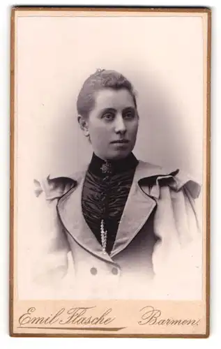 Fotografie Emil Flasche, Barmen, Heckinghauser-Strasse, Portrait Junge Dame im Kleid mit Kette