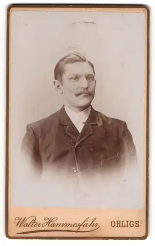 Fotografie Walter Hammesfahr, Ohligs b. Solingen, Portrait Herr im Anzug mit Schnurrbart