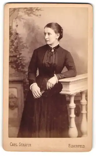 Fotografie Carl Schäfer, Elberfeld, Kipdorfstrasse 57, Portrait Junge Dame in schwarzem Kleid mit Fächer