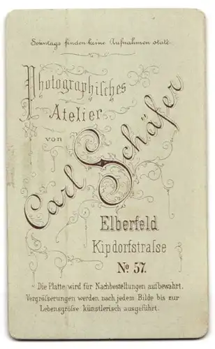 Fotografie Carl Schäfer, Elberfeld, Kipdorfstrasse 57, Portrait Junge Dame in schwarzem Kleid mit Fächer