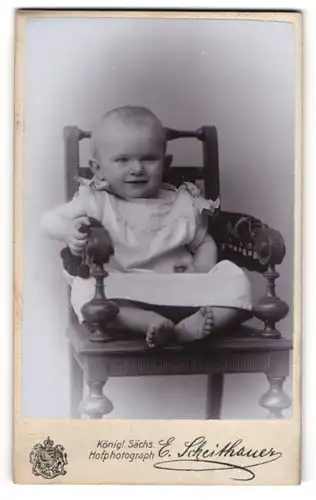 Fotografie E. Scheithauer, Wilkau, Herrmann Str. 86, Süsser Säugling im weissen Kleidchen sitzt auf einem Stuhl