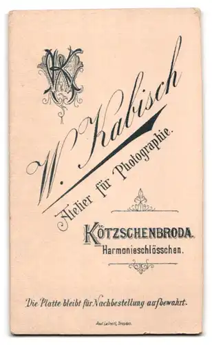 Fotografie W. Kabisch, Kötzschenbroda, Harmonienschlösschen, Junger Herr im Anzug mit gegeltem Haar