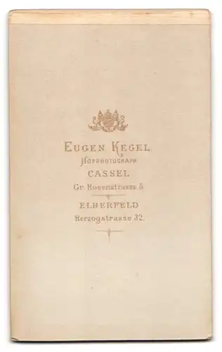 Fotografie Eugen Kegel, Cassel, Gr. Rosenstrasse 5, Geschwisterpaar im Sonntagsgewand mit Spielzeug in der Hand