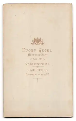 Fotografie Eugen Kegel, Cassel, Gr. Rosenstrasse 5, Geschwisterpaar in eleganter Kleidung mit Puppe in der Hand