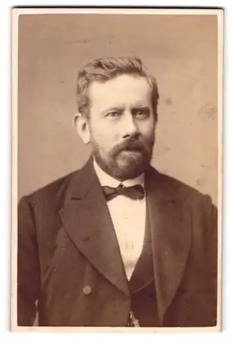 Fotografie Wilhelm Köhnen, Altona, Reichenstrasse 22, Bürgerlicher Herr mit Bart im Anzug mit Fliege